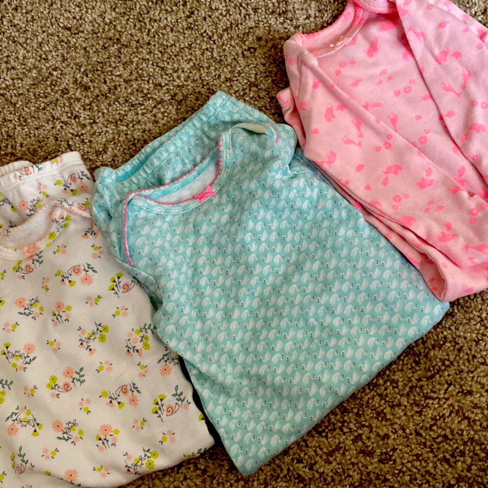 3 newborn gowns